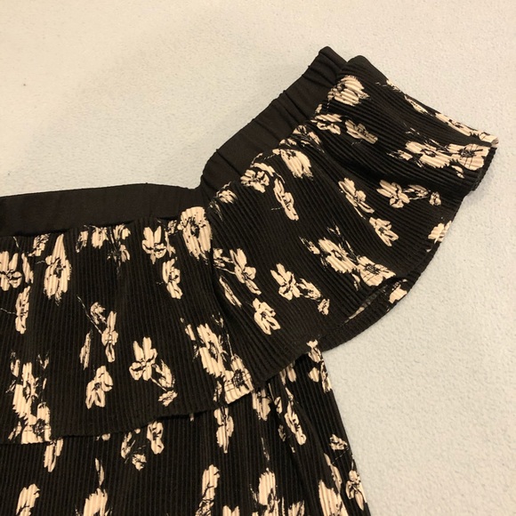 Ricki’s black & white floral off-shoulder top NWT - Picture 3 of 5